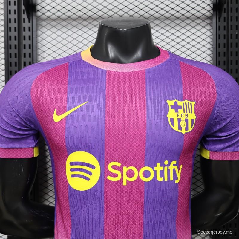 قميص اللاعب الإصدار 26/27 لفريق برشلونة الثالث بخطوط أرجوانية ووردية وصفراء