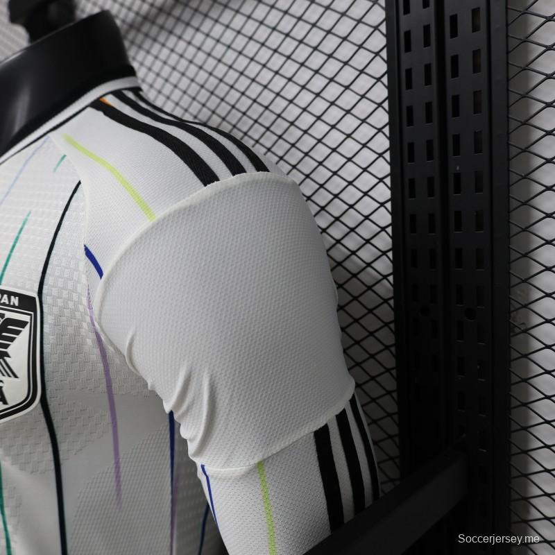 قميص لاعب طويل الأكمام من الإصدار 2026، الإصدار الخاص باليابان، باللون الأبيض مع خطوط رفيعة بألوان قوس قزح