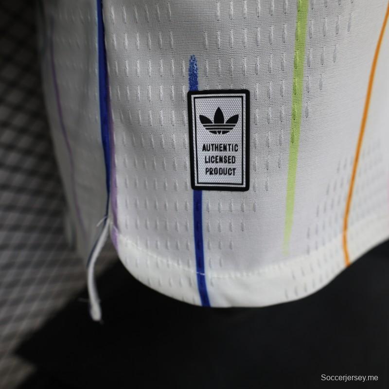 قميص لاعب طويل الأكمام من الإصدار 2026، الإصدار الخاص باليابان، باللون الأبيض مع خطوط رفيعة بألوان قوس قزح