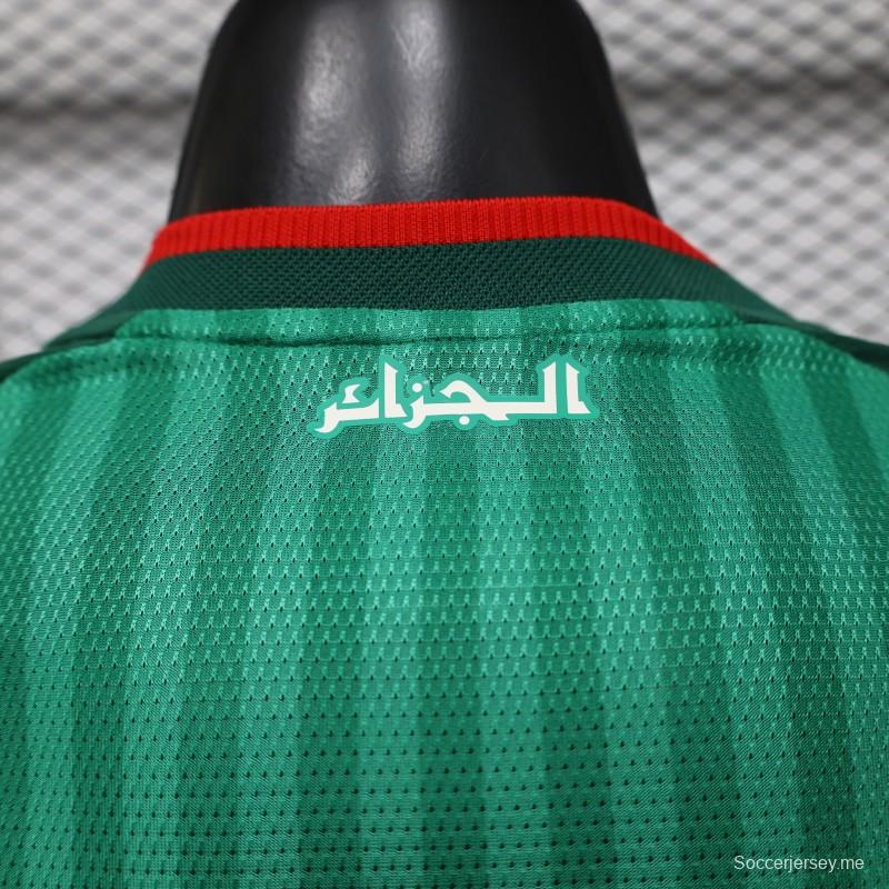 قميص اللاعب نسخة 26/27 للمنتخب الجزائري خارج أرضه باللون الأخضر مع خطوط عمودية بلون متناسق