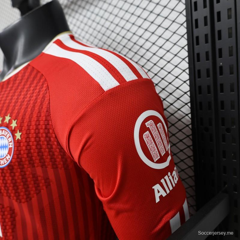 قميص لاعب بنادي بايرن ميونيخ، موسم 2026/2027، باللون الأحمر مع خطوط مائلة باللون الأحمر نفسه، بأكمام طويلة