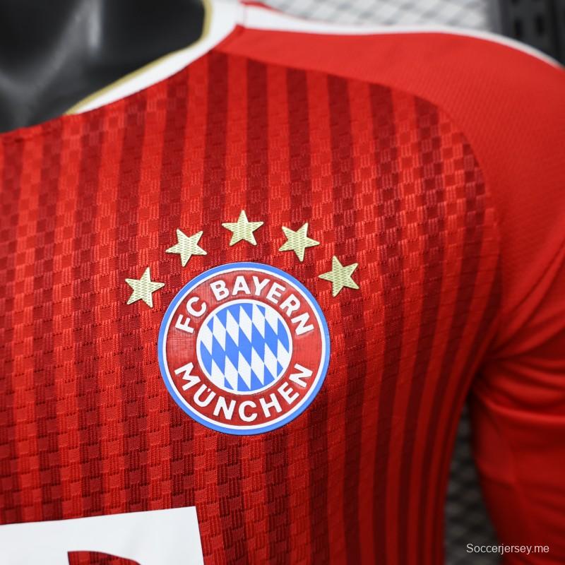 قميص لاعب بنادي بايرن ميونيخ، موسم 2026/2027، باللون الأحمر مع خطوط مائلة باللون الأحمر نفسه، بأكمام طويلة