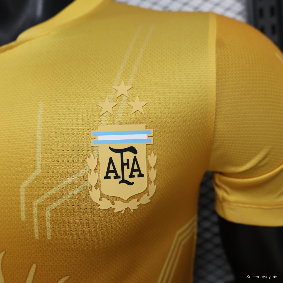 قميص اللاعب الإصدار 26/27، نسخة خاصة "شمس مايو الذهبية" للأرجنتين