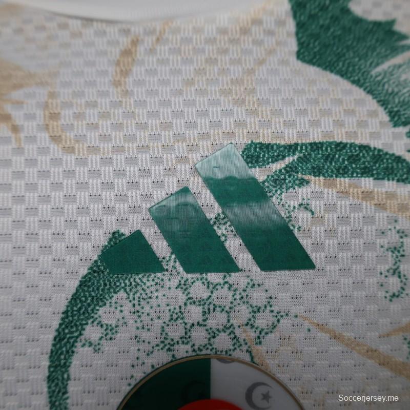 قميص اللاعب رقم 26/27، نسخة خاصة، قميص المنتخب الجزائري الأبيض للعب على أرضه
