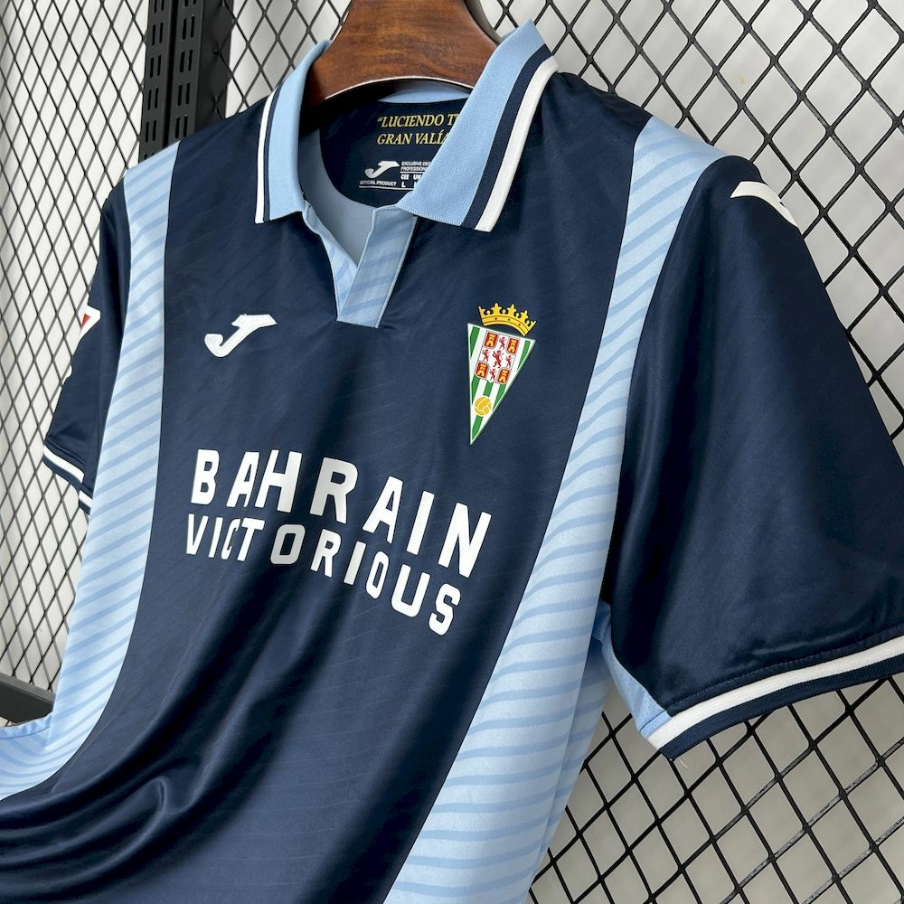 2025/25/26 قميص نادي قرطبة لكرة القدم خارج ملعبه