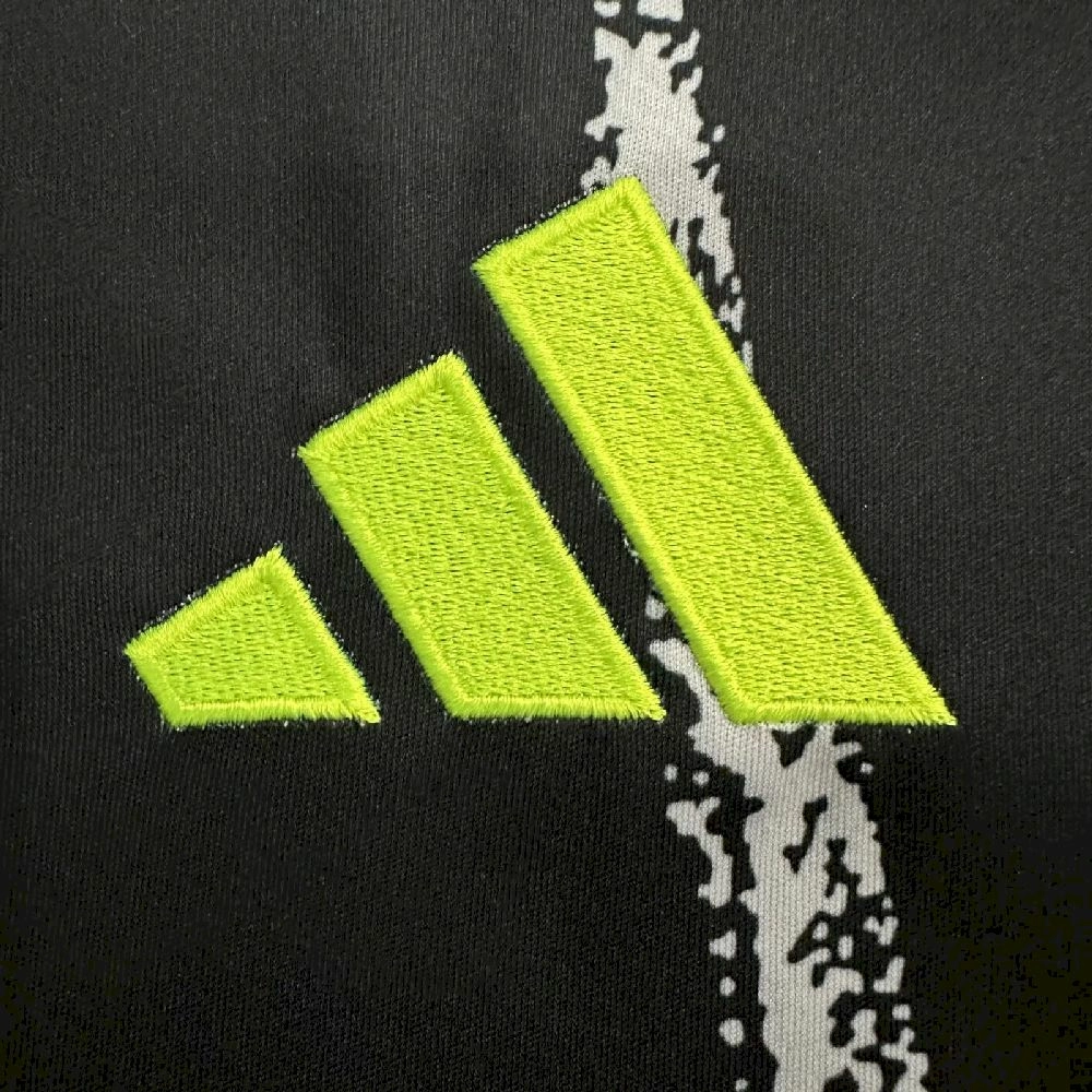 2025/25/26 قميص الأهلي للرجال خارج الملعب