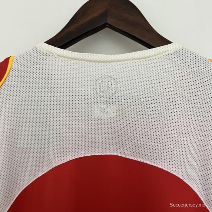 قميص قديم 04/05 لأرسنال على أرضه
