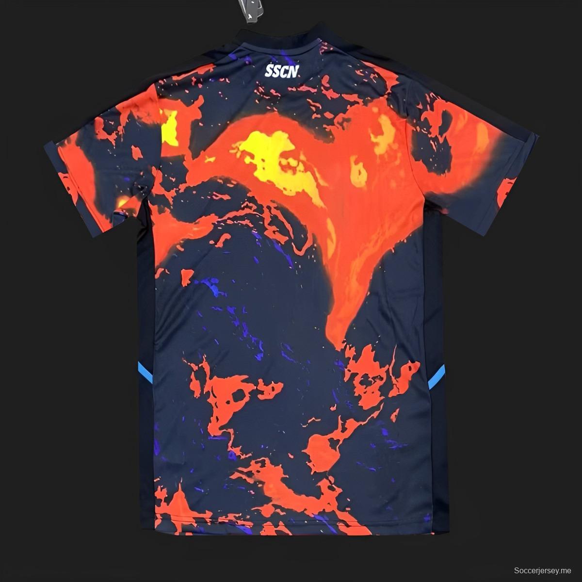 24/25 EA7 نابولي 2024 قميص نابولي 2024 قبل المباراة باللون الأحمر الفاتح بنمط الحمم البركانية
