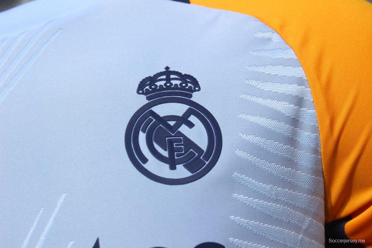 إصدار اللاعب 24/25 قميص ريال مدريد قبل المباراة باللون الأزرق الفاتح/الأصفر