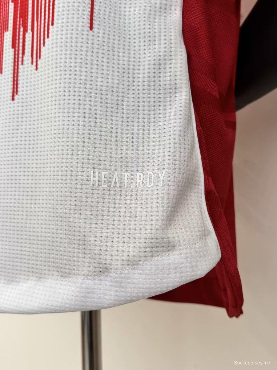 نسخة اللاعب 25/26 قميص فريق بايرن ميونيخ 25/26 على أرضه