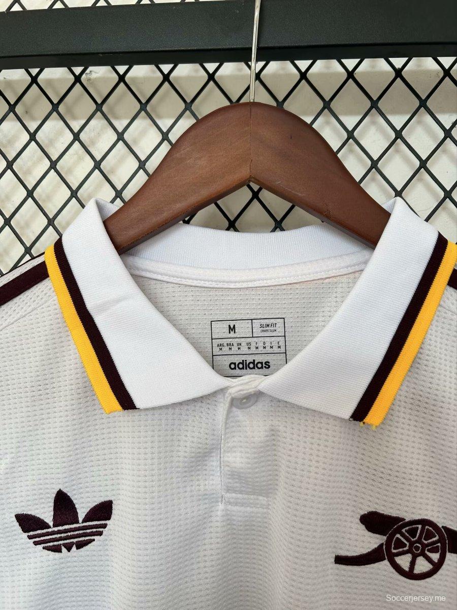 25/26 قميص أرسنال خارج ملعبه الأبيض