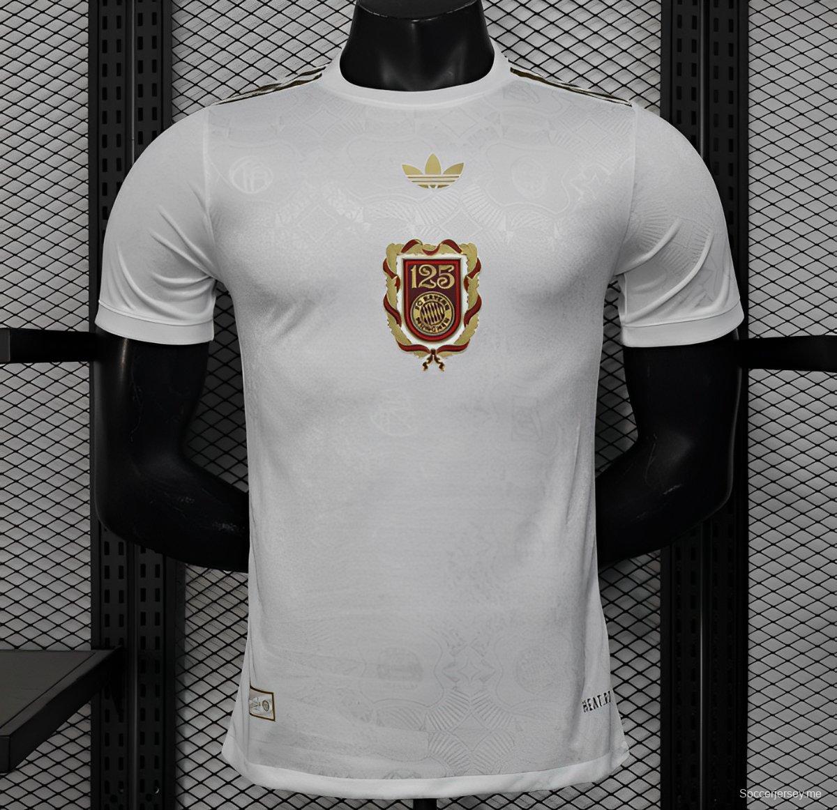 إصدار اللاعب 25/26 قميص بايرن ميونيخ الأبيض مع شعار الذكرى 125 لتأسيسه