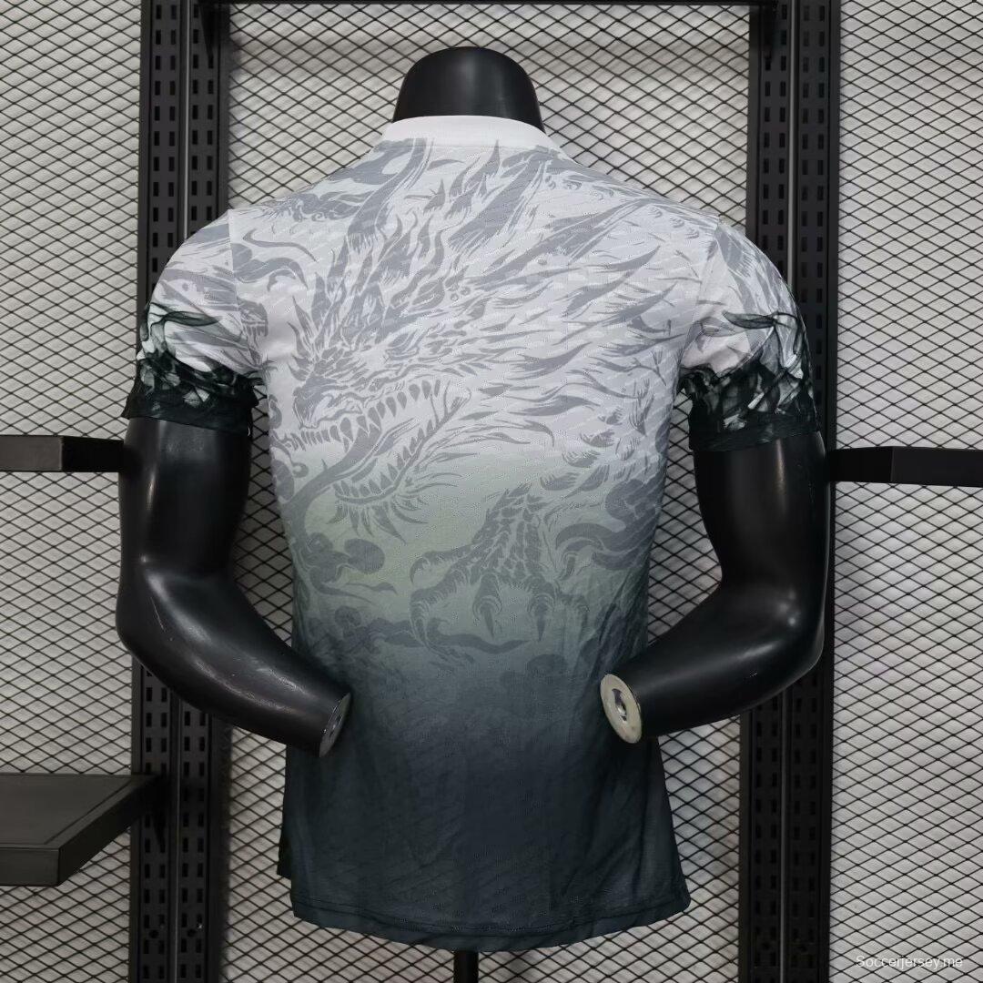 إصدار اللاعب 25/26 قميص ريال مدريد أبيض مع قميص التنين الأسود الناري