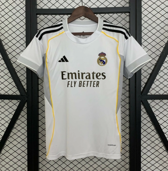 25/26 قميص ريال مدريد للسيدات على أرضه