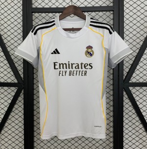 25/26 قميص ريال مدريد للسيدات على أرضه