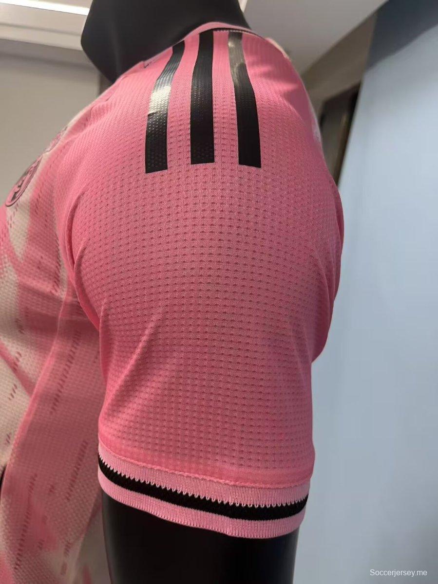 إصدار اللاعب 25/26 قميص ريال مدريد وردي بنقشة تمويه مجردة