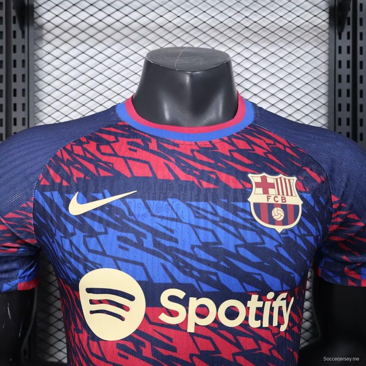 إصدار اللاعب 25/26 قميص نادي برشلونة باللون الأزرق الداكن مع نقشة تجريدية باللونين الأحمر والأزرق