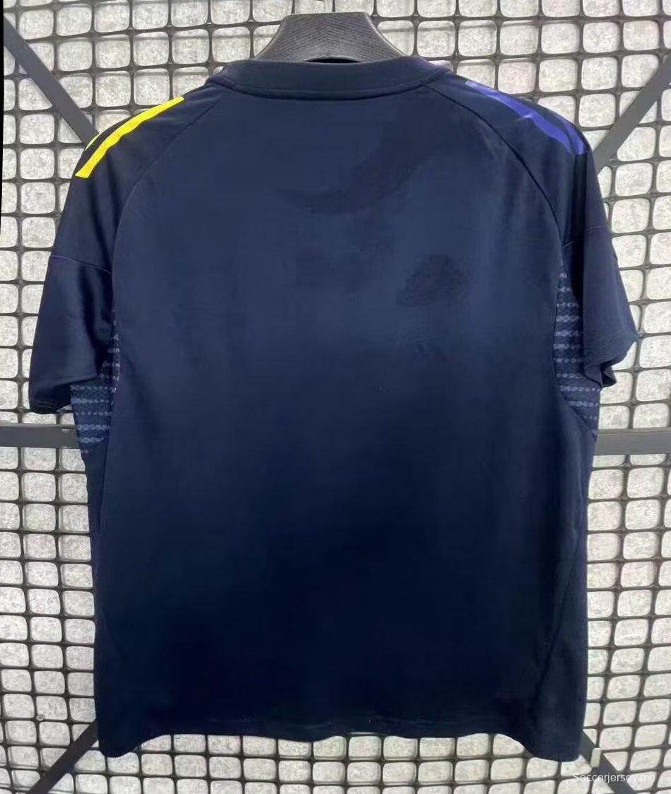 25/26 قميص ليدز يونايتد الأزرق قبل المباراة