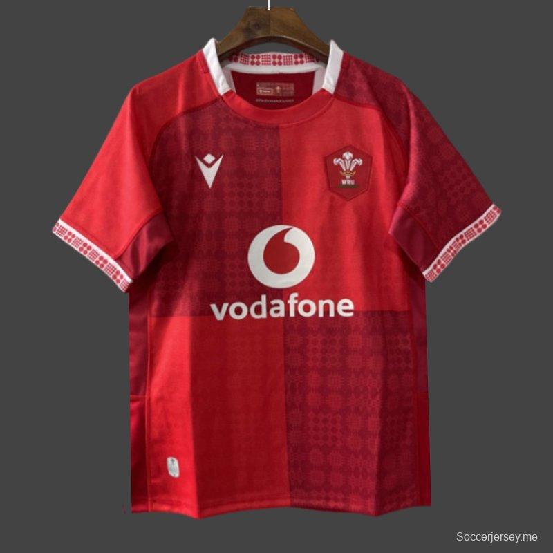 2026 منزل ويلز 2026 قميص أحمر بنمط مخطط عمودي