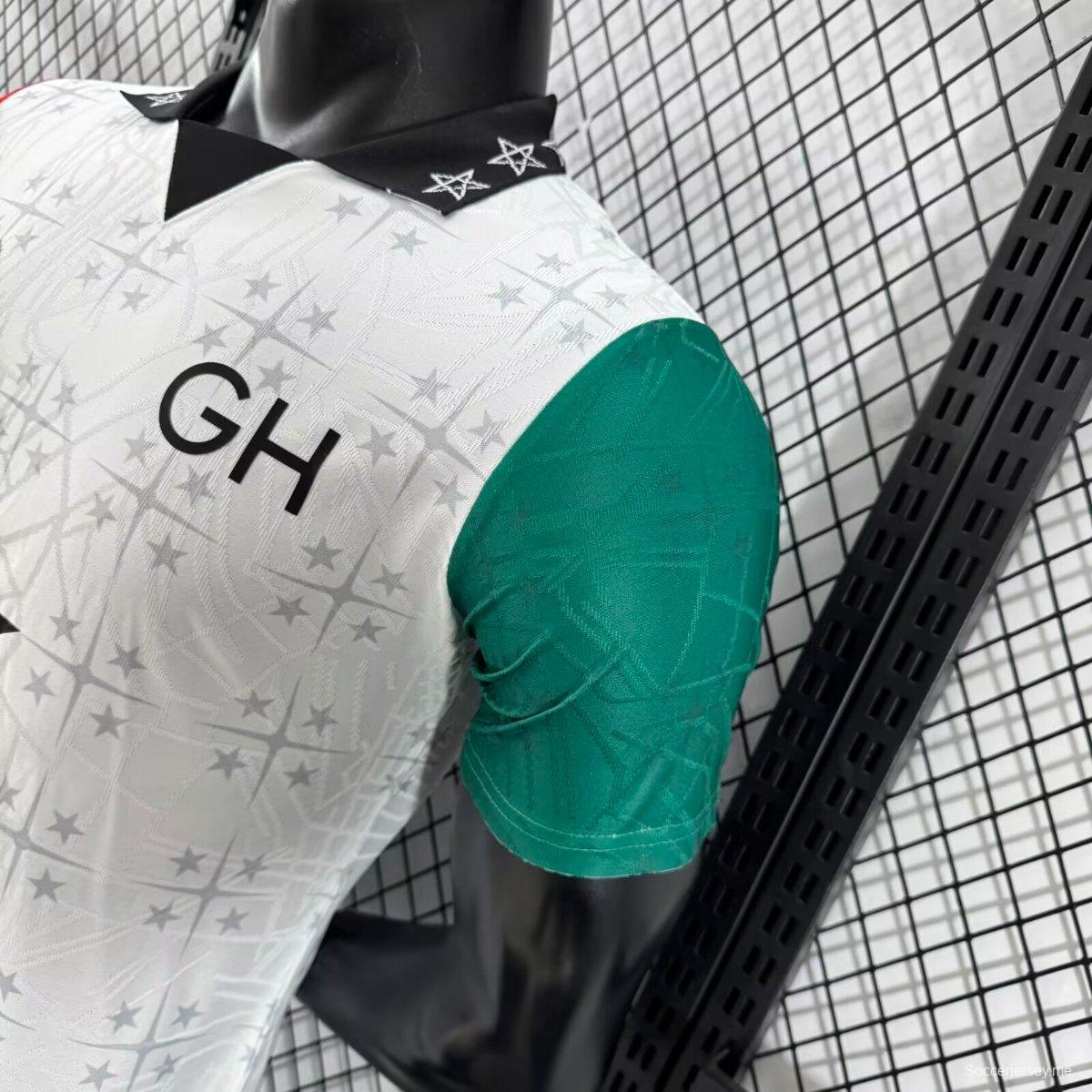 نسخة اللاعب 2026 قميص غانا أبيض بنجمة سوداء وأكمام حمراء وخضراء