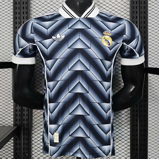 نسخة اللاعب القديمة 1988/89 ريال مدريد الثالثة باللون الأزرق الداكن مع قميص أزرق داكن بنقشة شيفرون هندسية ثلاثية الأبعاد