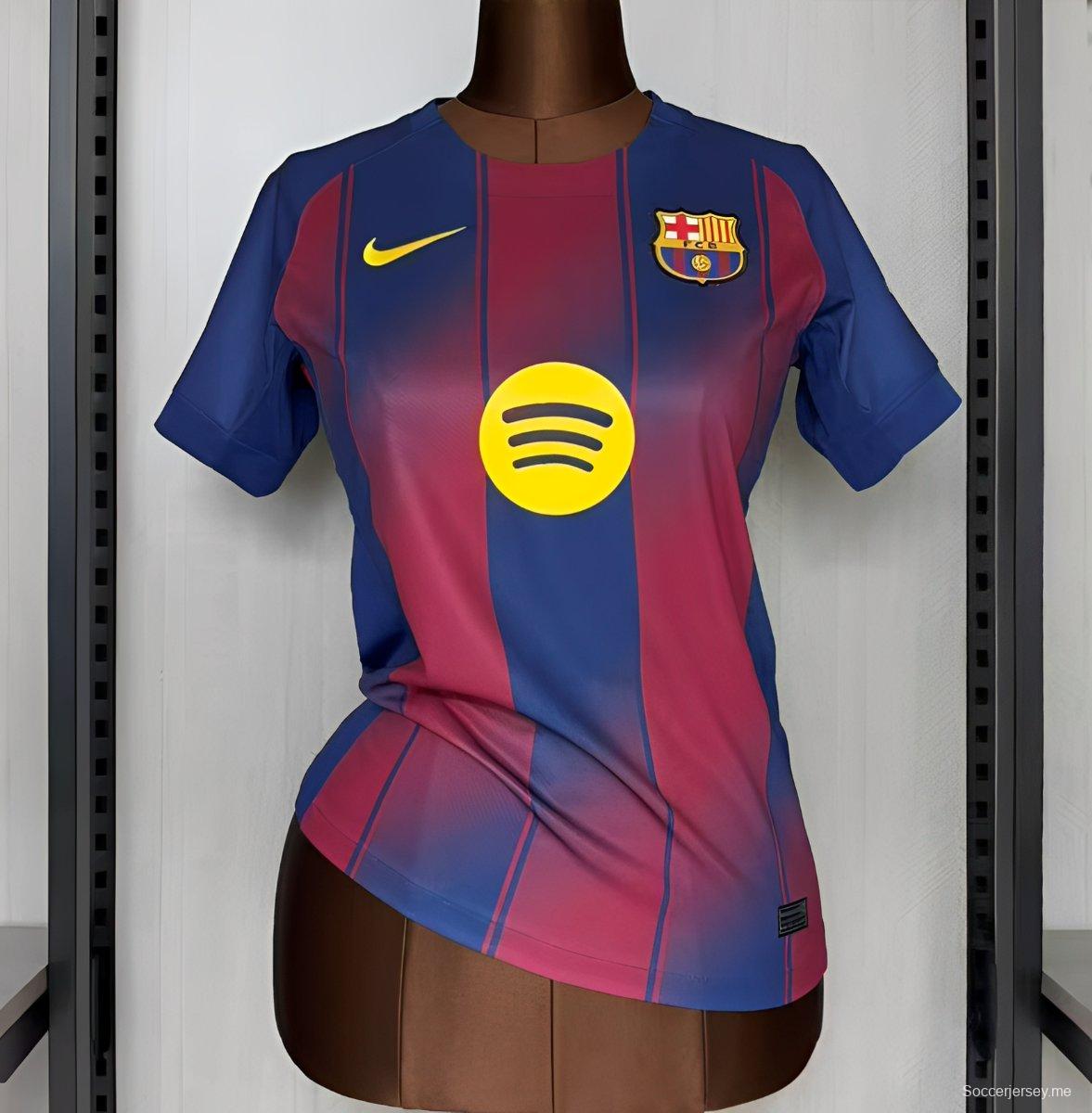 25/26 قميص برشلونة للسيدات على أرضه