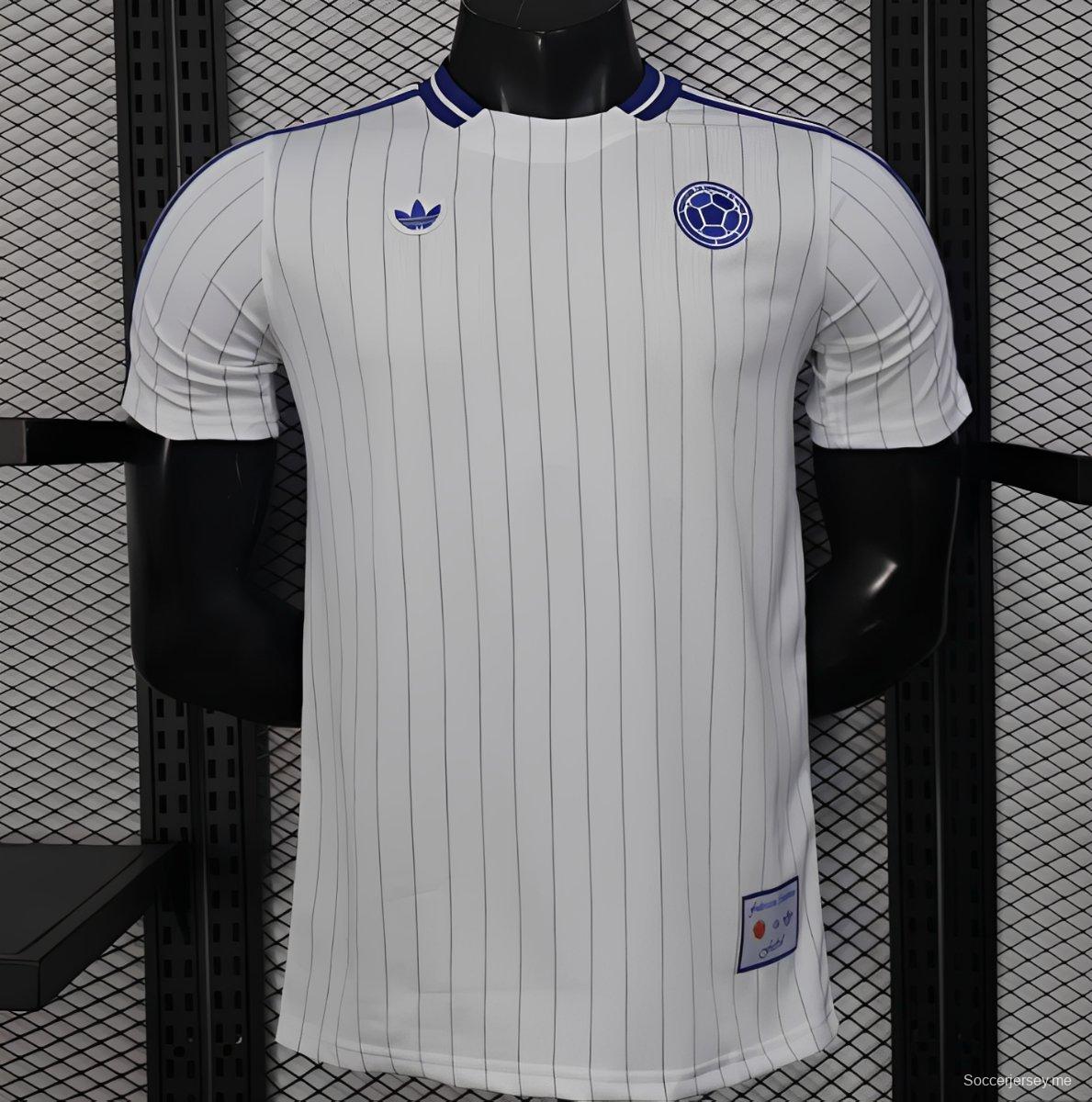 2026 نسخة اللاعبين كولومبيا قميص أبيض مع خطوط زرقاء عمودية