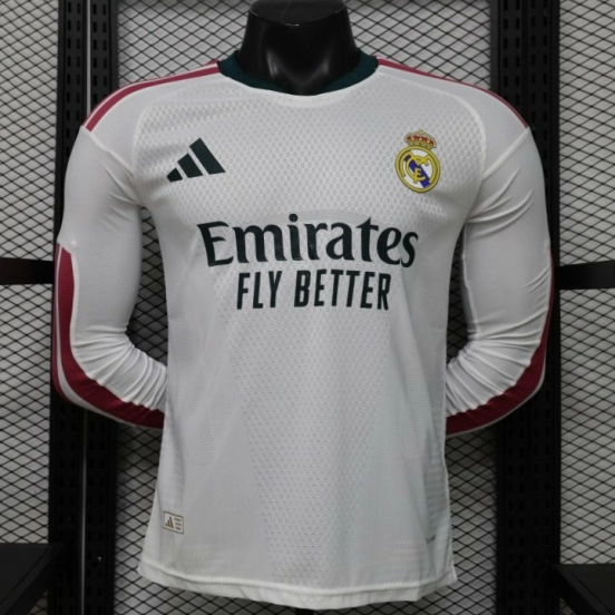 قميص اللاعب رقم 26/27، ريال مدريد، أبيض بخط بورجوندي، قميص المباراة الرئيسية بأكمام طويلة