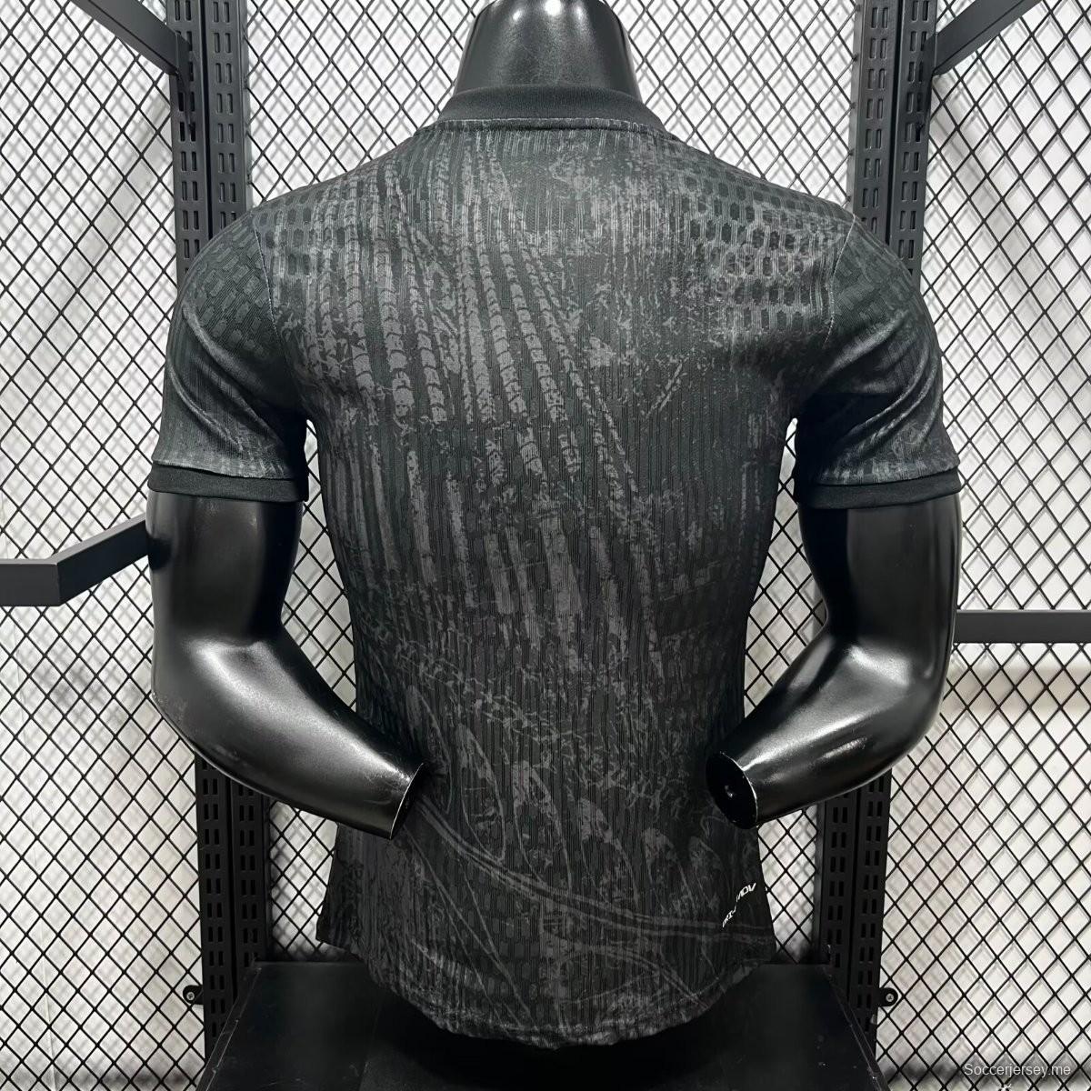 قميص كرة القدم الخاص بنادي برشلونة، إصدار خاص باللون الأسود، موسم 2025/2026