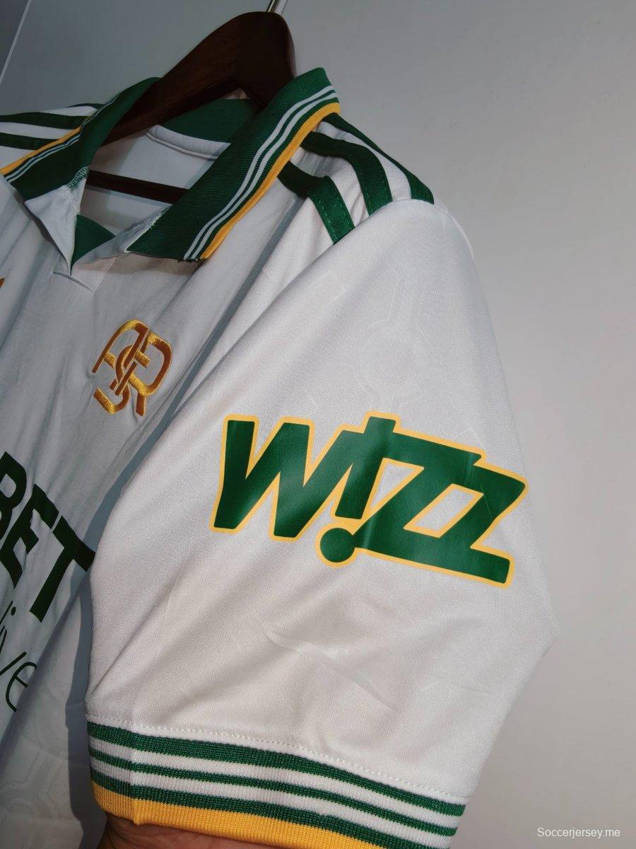 القميص الأبيض الثالث لفريق روما لموسم 2025/2026 مع شعار الراعي الكامل