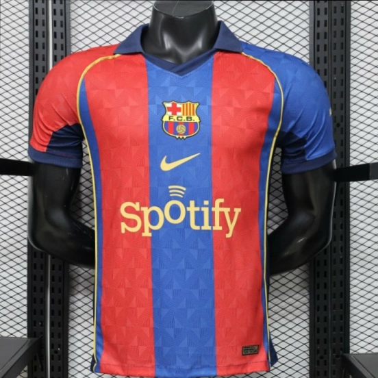 قميص اللاعب نسخة 26/27 لفريق برشلونة، قميص المباراة الرئيسية باللونين الأحمر والأزرق المخطط