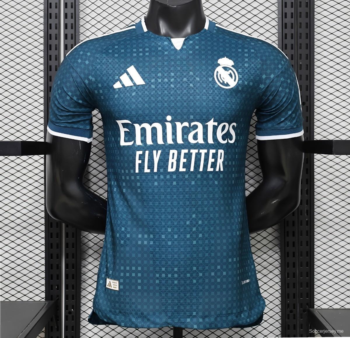 قميص ريال مدريد للعب خارج أرضه للموسم 2026/2027 باللون الأزرق المخضر
