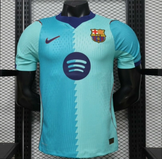 القميص الثالث لفريق لاعبي برشلونة للموسم 2026/2027 باللونين الأزرق المخضر والأزرق المائي