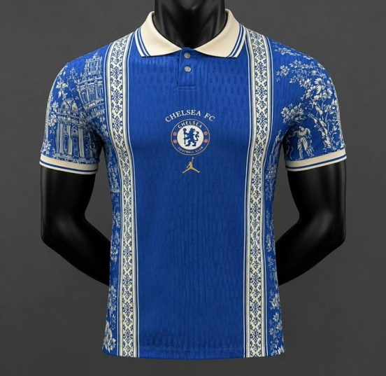 قميص بولو «Player» الإصدار 26/27، من تشيلسي × جوردان × ديور، بتصميم مستوحى من التراث الباريسي