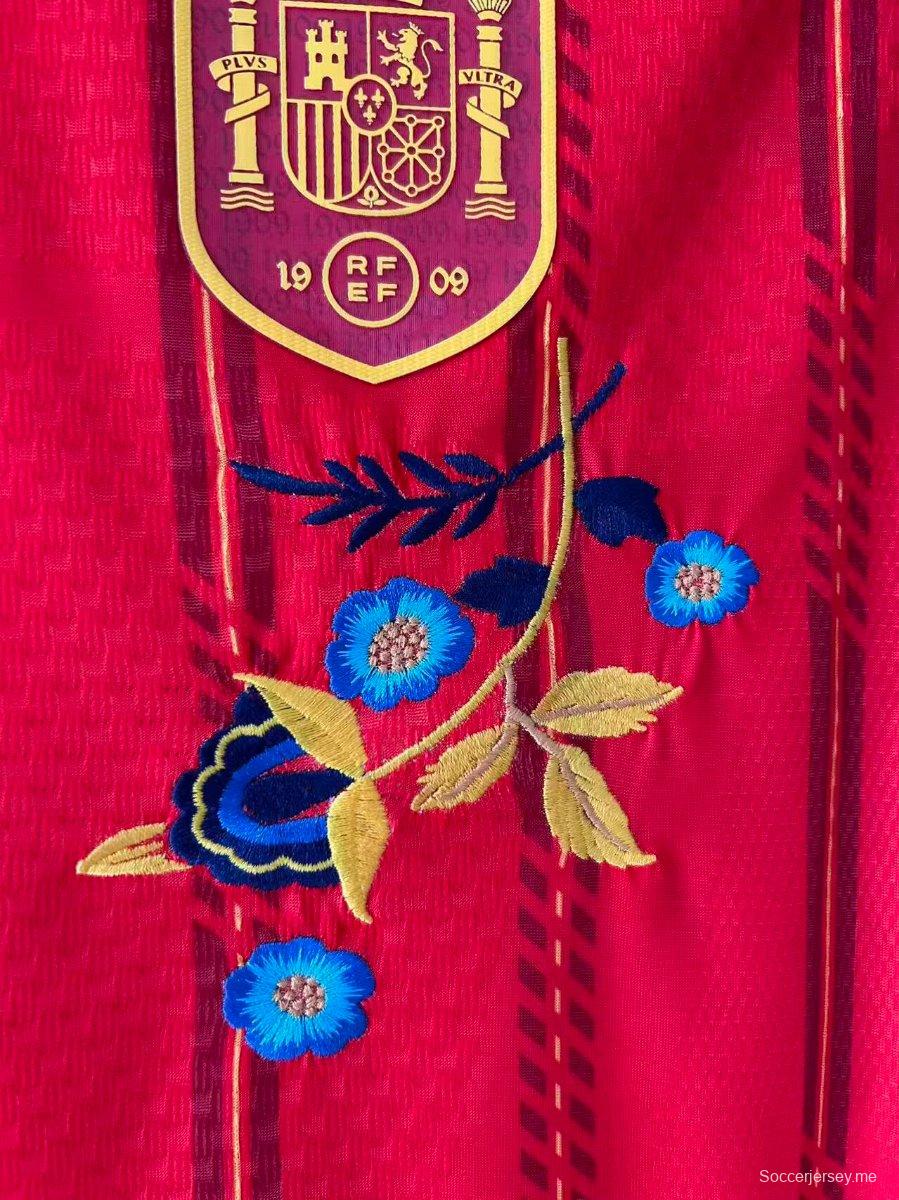 قميص اللاعب الإصدار 2026، قميص إسبانيا الرئيسي "الإصدار الزهري" باللون الأبيض المائل للصفرة، إصدار خاص
